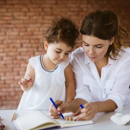 صورة أم تعلم طفلتها