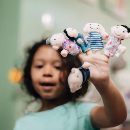 صورة طفلة تلعب