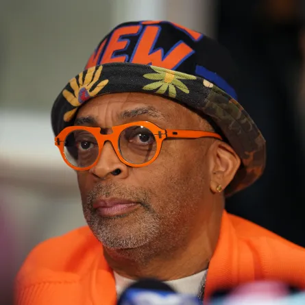 المخرج سبايك لي Spike Lee – مصدر الصورة Joe Buglewicz/Getty Images/AFP (Photo by Joe Buglewicz / GETTY IMAGES NORTH AMERICA / Getty Images via AFP)