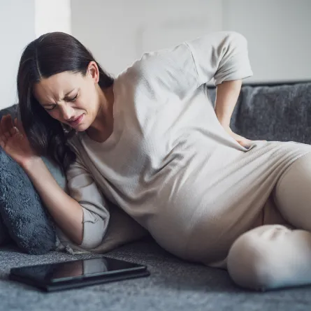 صورة لامرأة حامل تشعر بالألم