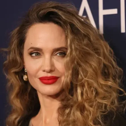 أنجلينا جولي أثناء حضورها العرض الأول لفيلمها "Angelina Jolie attends the premiere of the movie "Maria. مصدر الصورة: ETIENNE LAURENT / AFP