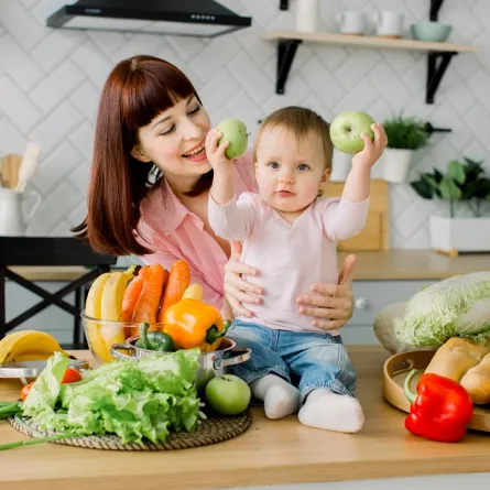 صورة لطفل وأمه وسط اطعمة صحية 