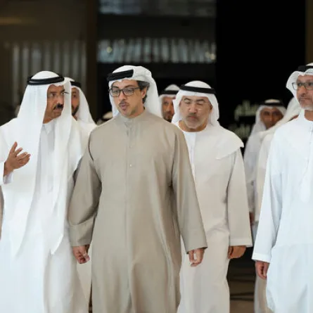 الشيخ منصور بن زايد آل نهيان خلال افتتاحه معرض نور وسلام. الصورة من مكتب أبوظبي الإعلامي