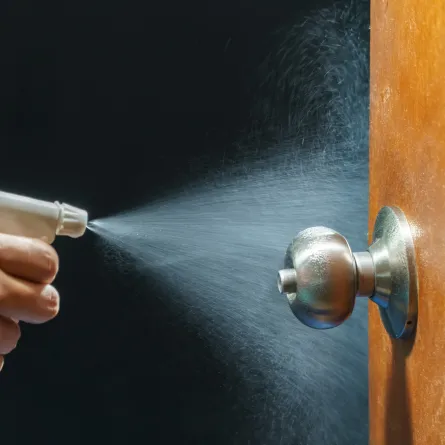 تنظيف مقبض الباب