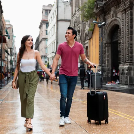 زوجة سعيدة بعودة زوجها من السفر