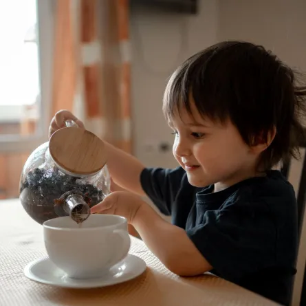 صورة طفل يشرب الأعشاب