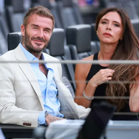 ديفيد بيكهام وفيكتوريا بيكهام في ملعب DRV PNK في فورت لودرديل بولاية فلوريدا (David Beckham and Victoria Beckham at DRV PNK Stadium in Fort Lauderdale, Florida). مصدر الصورة: Hector Vivas/Getty Images/AFP