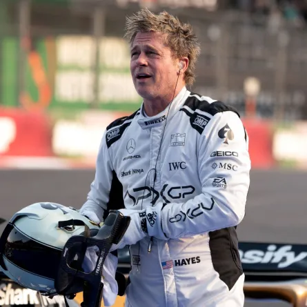 براد بيت في مضمار سباق هيرمانوس رودريجيز في مدينة مكسيكو (Brad Pitt at the Hermanos Rodriguez racetrack in Mexico City). مصدر الصورة: LEXIE HARRISON-CRIPPS / AFP