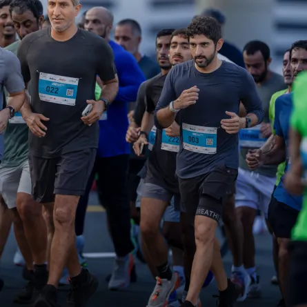 الشيخ حمدان بن محمد بن راشد آل مكتوم يتقدم المشاركين بتحدي دبي للجري. الصورة من الموقع الإلكتروني الرسمي للشيخ حمدان