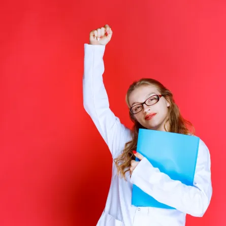 طالبة مجتهدة ترفع يدها لأعلى فرحة علامة على النجاح