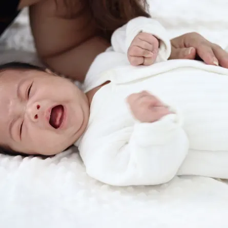 صورة لرضيع يبكي