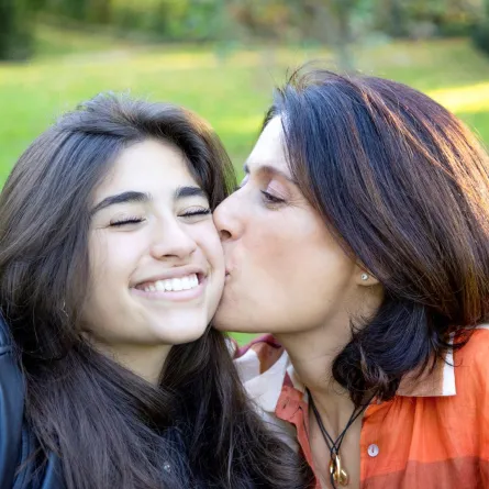 صورة أم وابنتها المراهقة