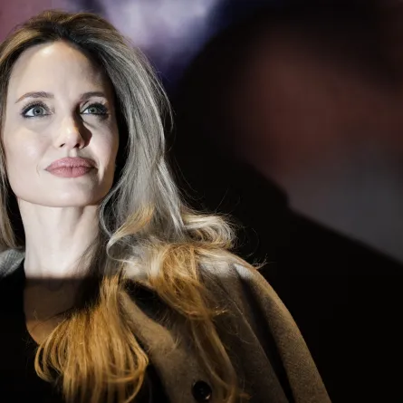 أنجلينا جولي تحضر جلسة التصوير الخاصة بفيلم Without Blood خلال مهرجان تورينو السينمائي الثاني والأربعين (Angelina Jolie attends the photocall of the movie "Without Blood" during the 42nd Torino Film Festival). مصدر الصورة: MARCO BERTORELLO / AFP