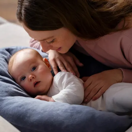 صورة لأم بجانب رضيعها