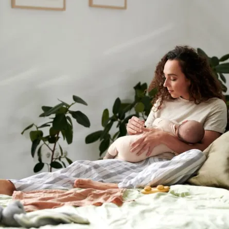 صورة لأم ترضع طفلها