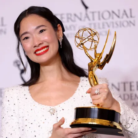 تشوتيمون تشوينجشاروينسوكينغ في غرفة الصحافة في حفل توزيع جوائز إيمي الدولية الثاني والخمسين في مدينة نيويورك (Chutimon Chuengcharoensukying in the press room of the 52nd International Emmy Awards in New York City). مصدر الصورة: CHARLY TRIBALLEAU / AFP
