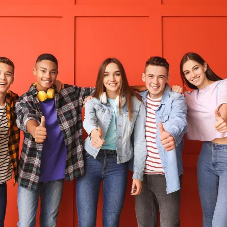 صورة لمجموعة من المراهقين