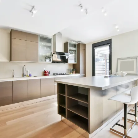 جزيرة مطبخ مع مساحة للتخزين