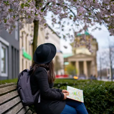 سائحة تجلس وتتأمل الأشجار أثناء رحلتها