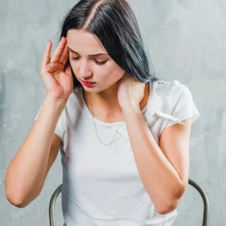 امرأة تعاني من ألم الصداع النصفي من جانب واحد من الرأس- المصدر freepik