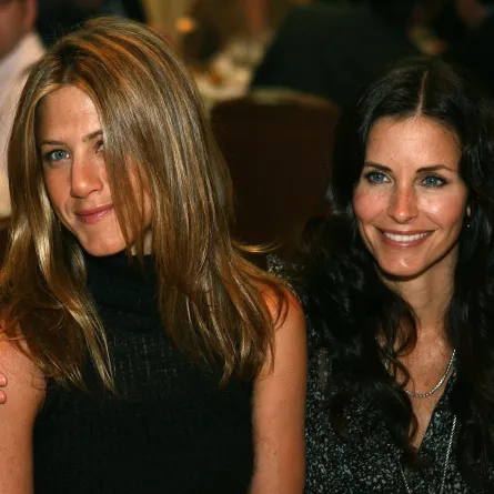 جينيفر أنيستون وكورتني كوكس في حفل جائزة "الدائرة البلاتينية" 2006 في كاليفورنيا ( Jennifer Aniston and Courteney Cox at the 2006 Platinum Circle Awards in California). مصدر الصورة: Kevin Winter / Getty Images North America / Getty Images via AFP