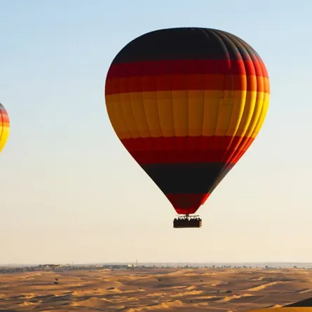 التحليق بمنطاد الهواء فوق المنطقة الصحراوية. الصورة من الموقع الإلكتروني الرسمي لقرية ليوا