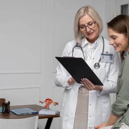 امرأة تستشير طبيبتها -المصدر freepik