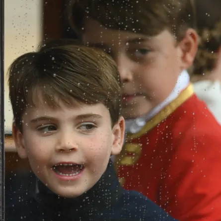 الأمير لويس من دير وستمنستر في وسط لندن في 6 مايو 2023 (Prince Louis from Westminster Abbey in central London on May 6, 2023 ). مصدر الصور: Daniel LEAL / AFP