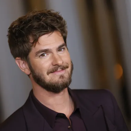 أندرو جارفيلد يحضر حفل LACMA Art+Film Gala في لوس أنجلوس ( Andrew Garfield attends the LACMA Art+Film Gala in Los Angeles). مصدر الصورة: Etienne LAURENT / AFP