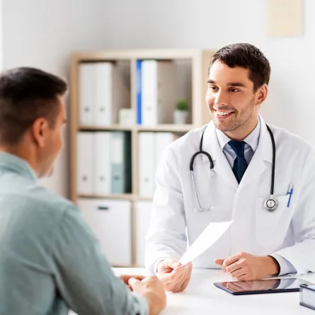 رجل في عيادة الطبيب للاطمئنان على صحته