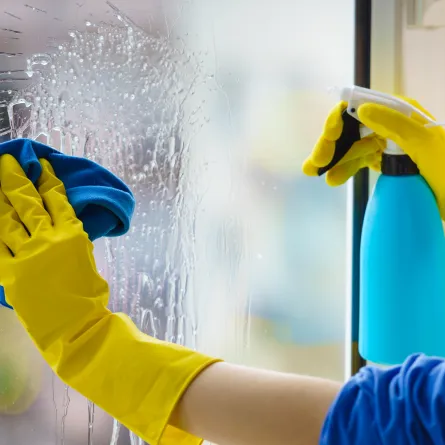 امرأة تنظف الزجاج