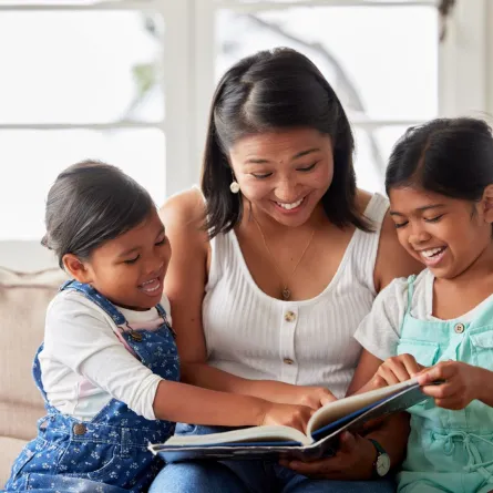 صورة أم تقرأ القصص لبناتها