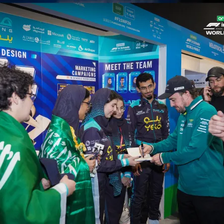 الفريق السعودي يحصد 3 جوائز بالنهائيات العالمية لبطولة أرامكو فورمولا 1 في المدارس - الصورة من حساب بطولة أرامكو فورمولا1 المدارس على إكس