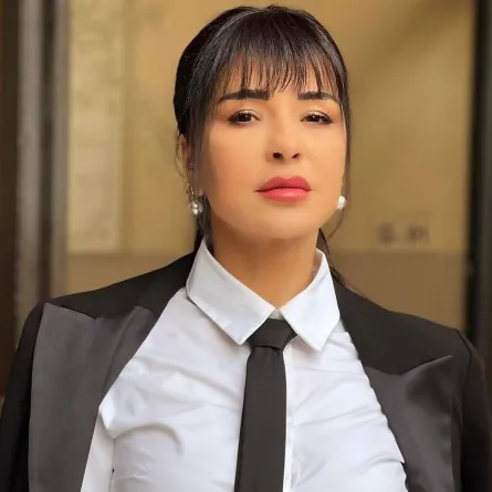 صور نجمات بتسريحات شعر مرفوعة شبابية لسهرات الشتاء