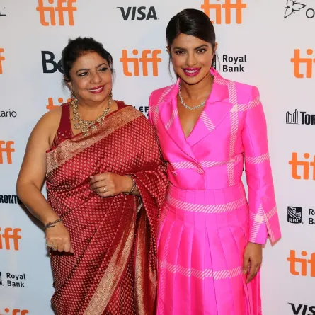 مادو تشوبرا وبريانكا تشوبرا خلال مهرجان تورنتو السينمائي الدولي 2017 في تورنتو، كندا (Madhu Chopra and Priyanka Chopra during the 2017 Toronto International Film Festival in Toronto, Canada). مصدر الصورة: Isaiah Trickey/FilmMagic