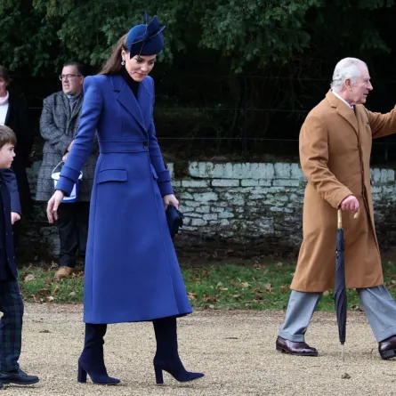 كاثرين (كيت ميدلتون) مع الأمير جورج والأمير لويس بينما يلوح الملك تشارلز الثالث للمهنئين في كنيسة القديسة مريم المجدلية في ساندرينغهام في شرق إنجلترا (Catherine with Prince George and Prince Louis as King Charles III waves to well-wishers at St Mary Magdalene Church on the Sandringham Estate in eastern England). مصدر الصورة: Adrian DENNIS / AFP