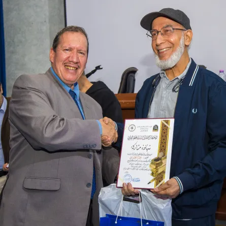 تكريم الخطاط السعودي جمال الربيعة بشهادة تقدير في المهرجان الثقافي الدولي للخط العربي - الصورة من حساب المهرجان الثقافي الدولي للخط العربي على فيسبوك