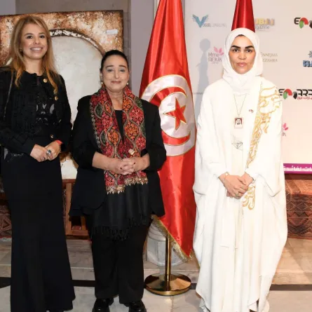 الدكتورة إيمان أحمد السلامي سفيرة الإمارات العربية المتحدة بتونس، ووزيرة الشؤون الثقافية أمينة الصرارفي، مع الفنانة سناء هيشري