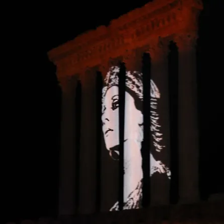 صورة  صورة السيدة فيروز تزين أعمدة بعلبك احتفالا بذكرى ميلادها عام 2016 (مصدر: STRINGER / AFP))