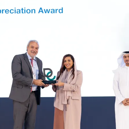 الشيخة بدور القاسمي تكرم الفائزين بجائزة الشارقة لحقوق النشر. الصورة من الحساب الرسمي للشيخة بدور على منصة x