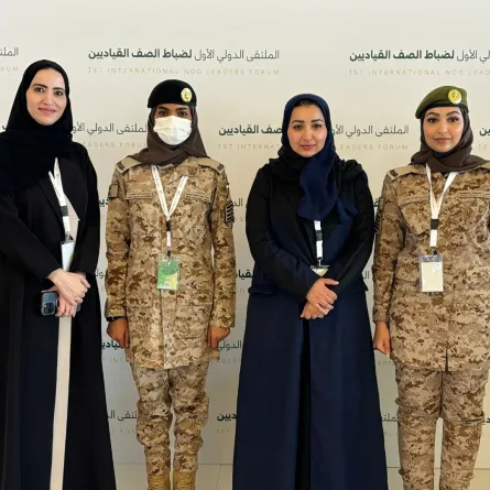 أماني بنت محسن العنزي من هيئة تدريب وتطوير القوات المسلحة والدكتورة عبير السراني والرقيب ربى بنت خالد الحميد والدكتورة أمل شقير 