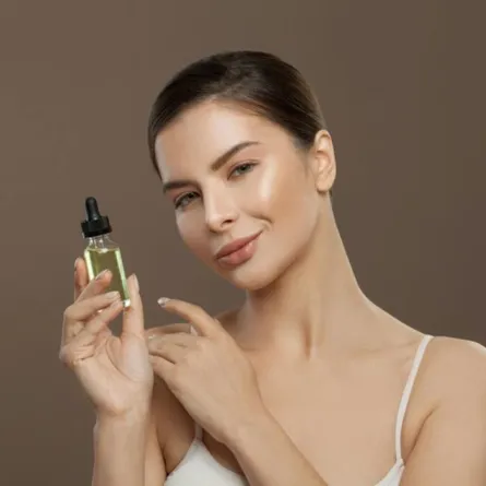 الفرق بين الزيوت الجافة والرطبة للعناية بالشعر