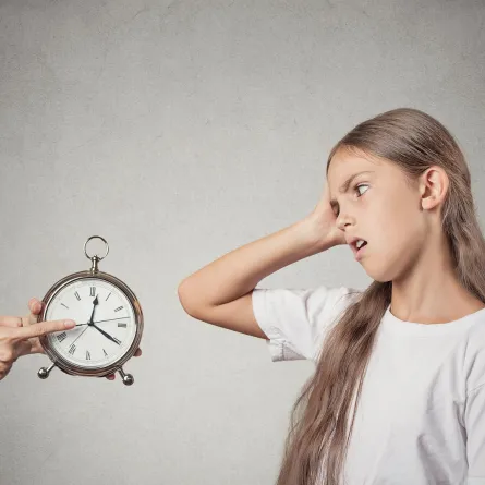 مراهقة تتأخر عن موعد نومها ليلاً