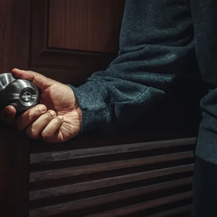 لص يقتحم بيت -صورة تعبيرية