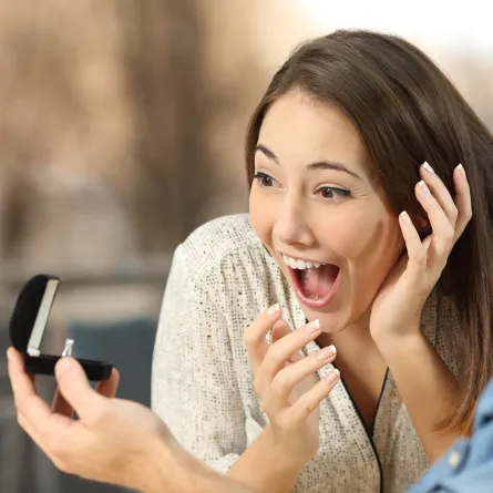 شاب يعرض الزواج على شابة ويقدم لها خاتم الزواج