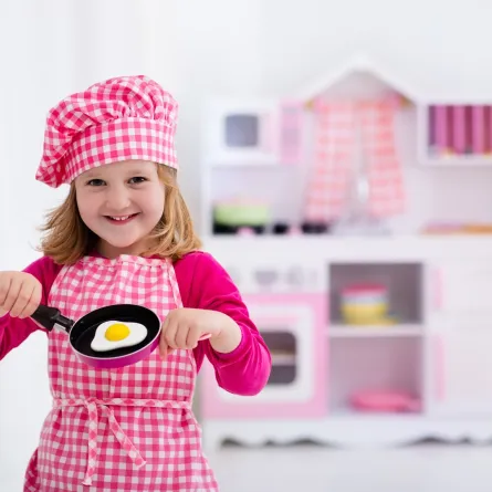 صورة طفلة تحضر البيض لتتناوله