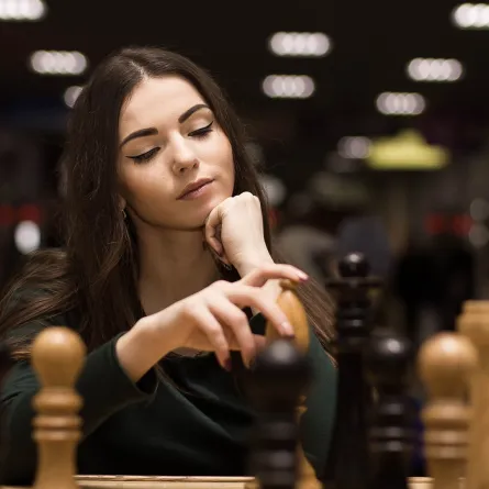 التحديات التي تواجه البنات في سن العشرين