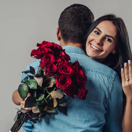 صورة زوجين رومنسيين في السنة الأولى من الزواج