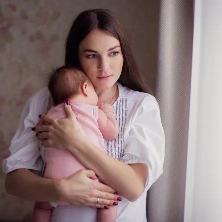 بين الخرافة والحقيقة: هل حزن وبكاء الأم المرضعة يغير طعم الحليب؟