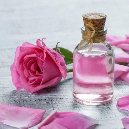 فوائد زيت الورد لعلاج الخطوط الرفيعة حول العينين